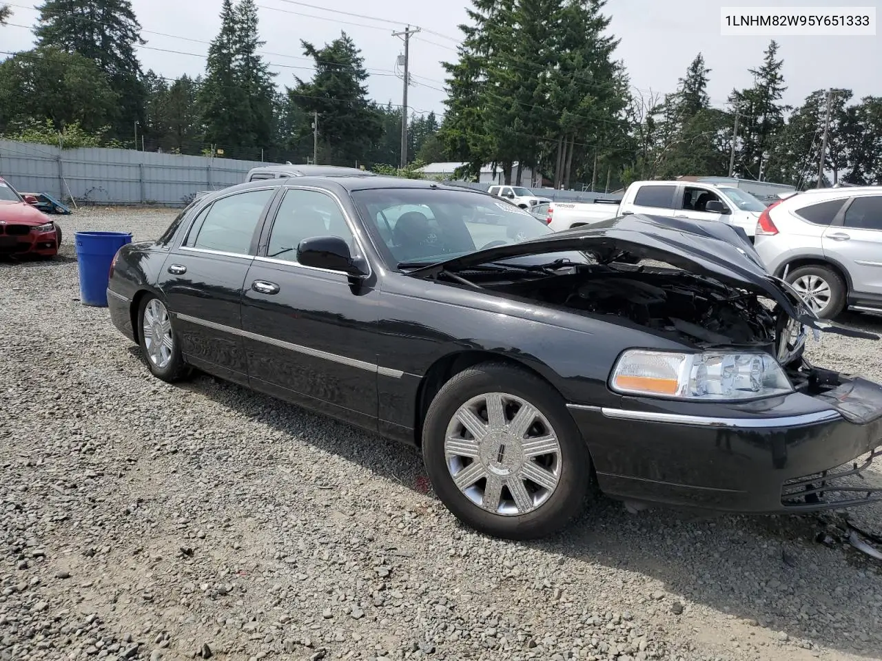 2005 Lincoln Town Car Signature Limited VIN: 1LNHM82W95Y651333 Lot: 62237435