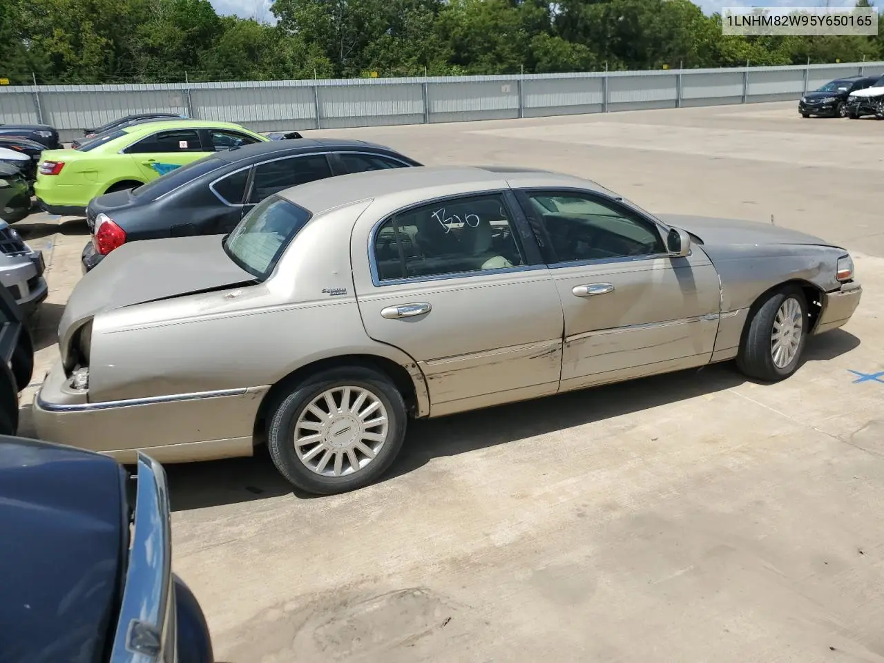 2005 Lincoln Town Car Signature Limited VIN: 1LNHM82W95Y650165 Lot: 66016604