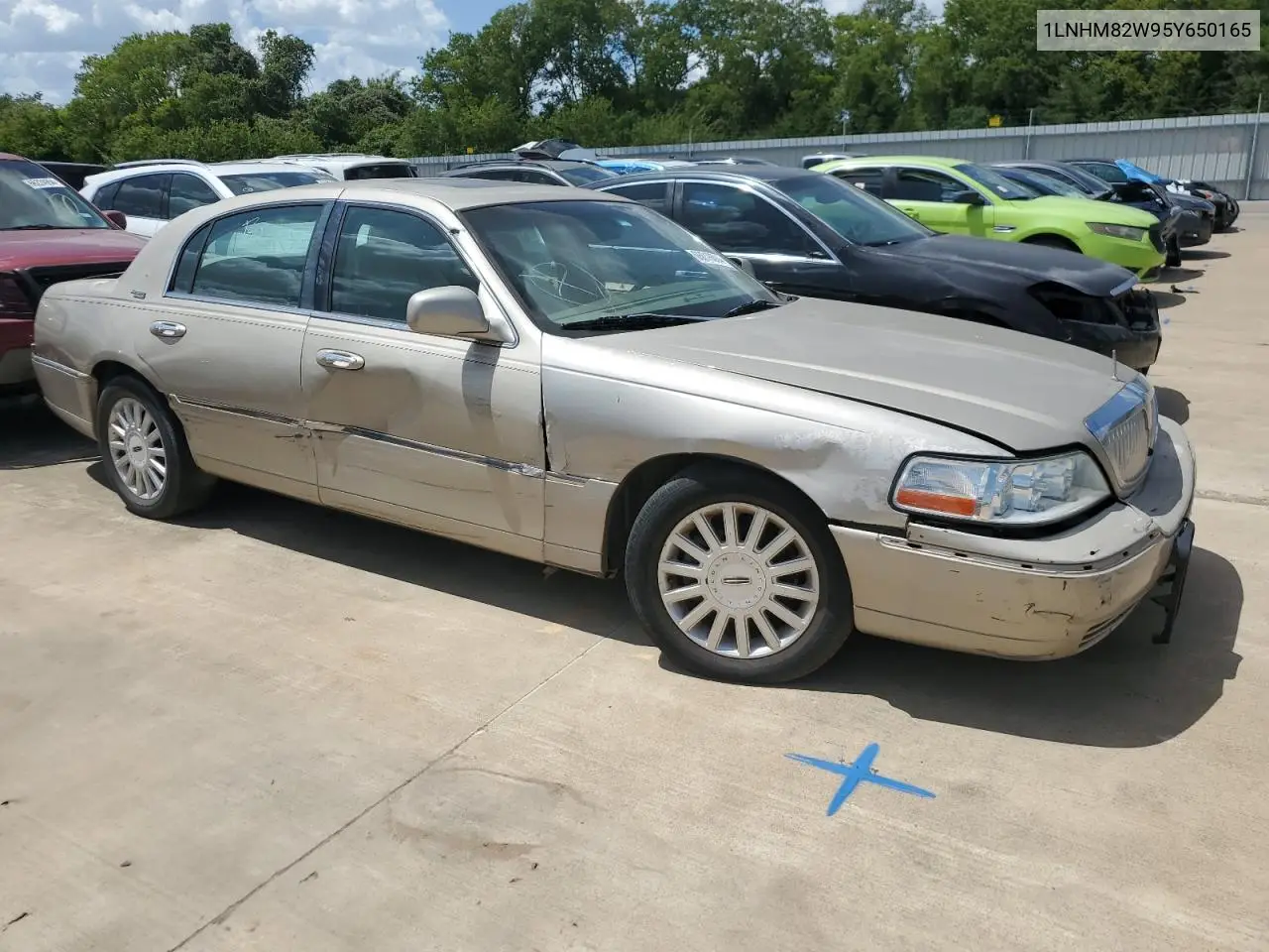2005 Lincoln Town Car Signature Limited VIN: 1LNHM82W95Y650165 Lot: 66016604