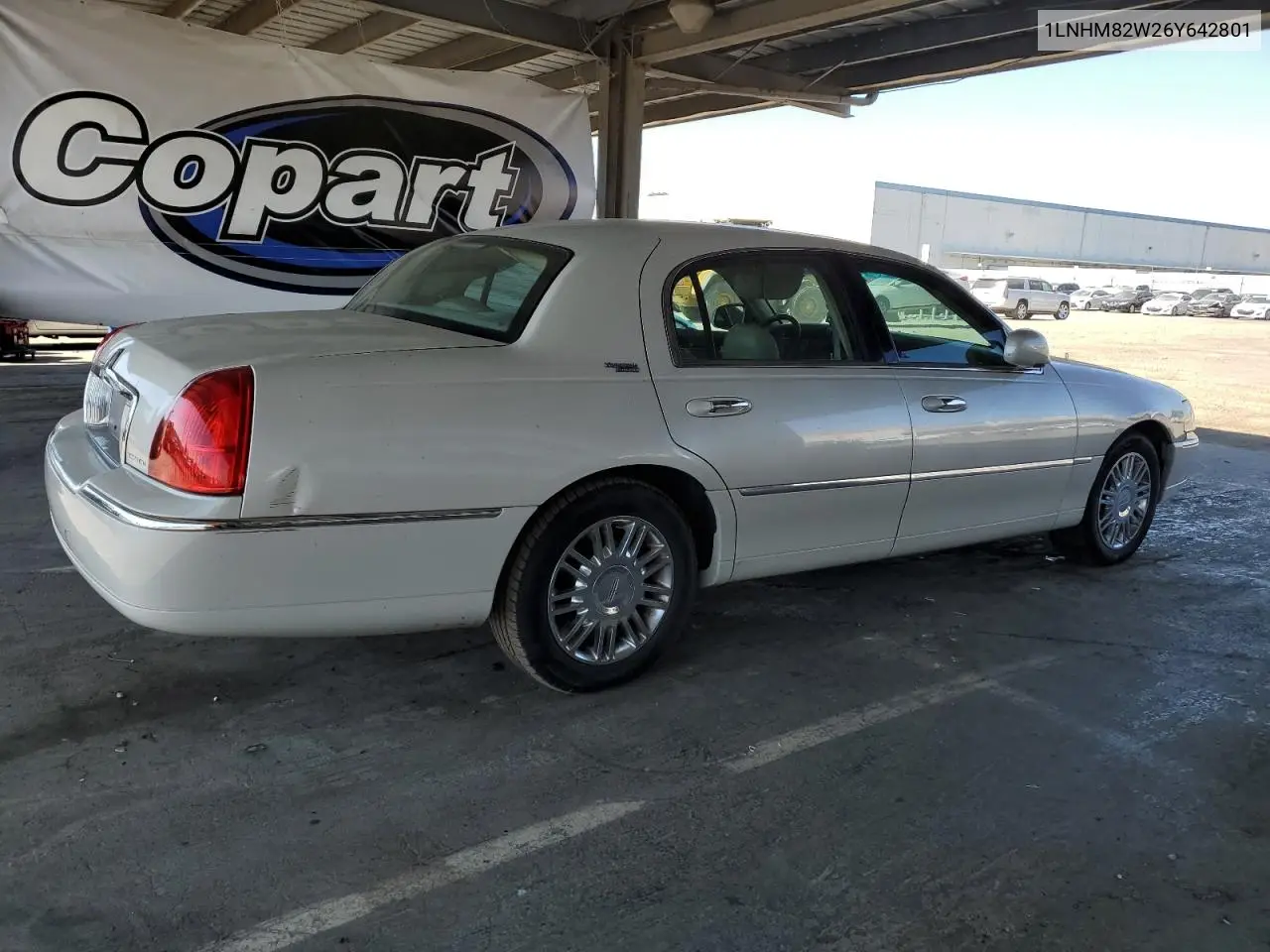 2006 Lincoln Town Car Signature Limited VIN: 1LNHM82W26Y642801 Lot: 63271385