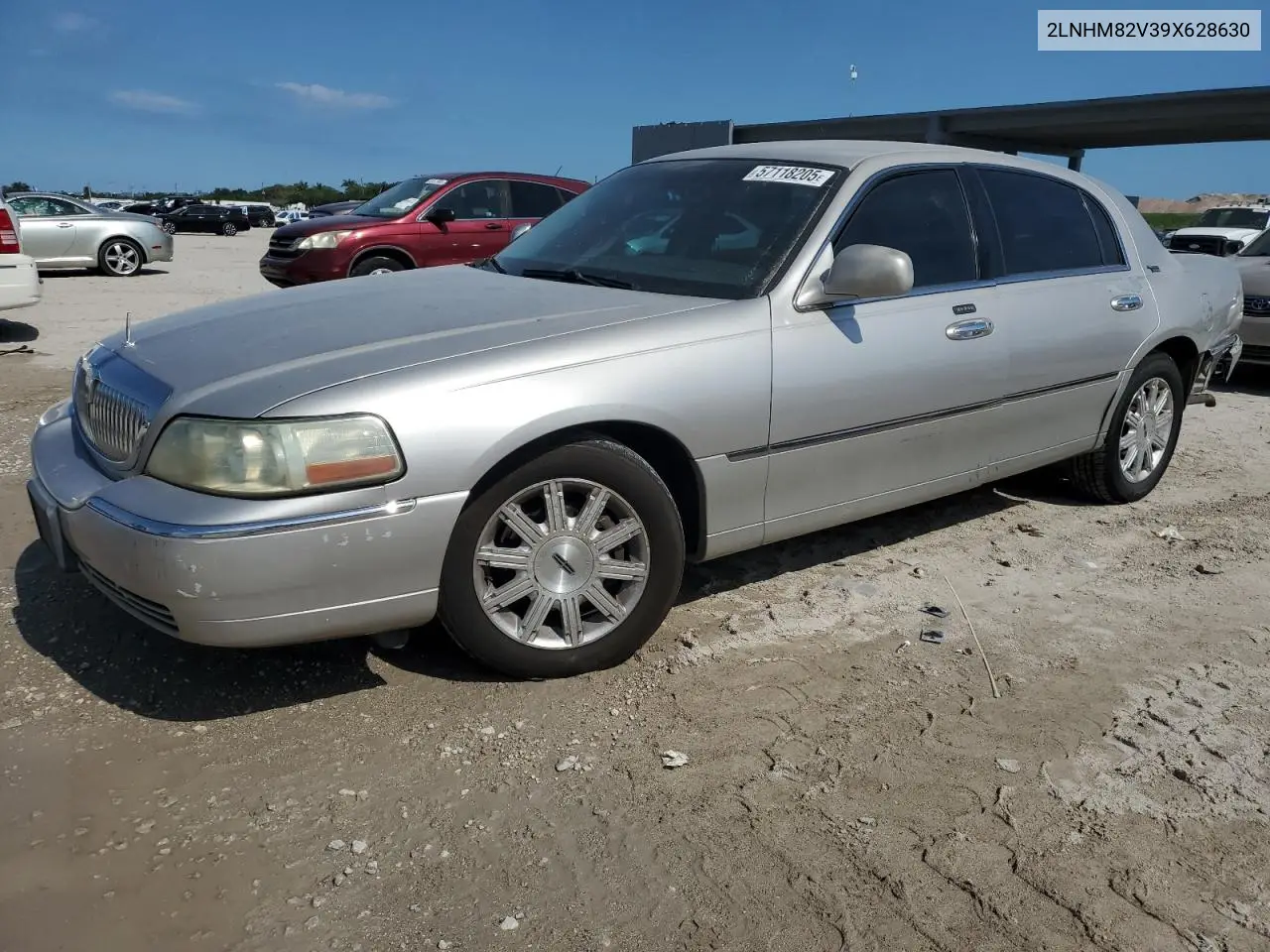 2009 Lincoln Town Car Signature Limited VIN: 2LNHM82V39X628630 Lot: 57118205