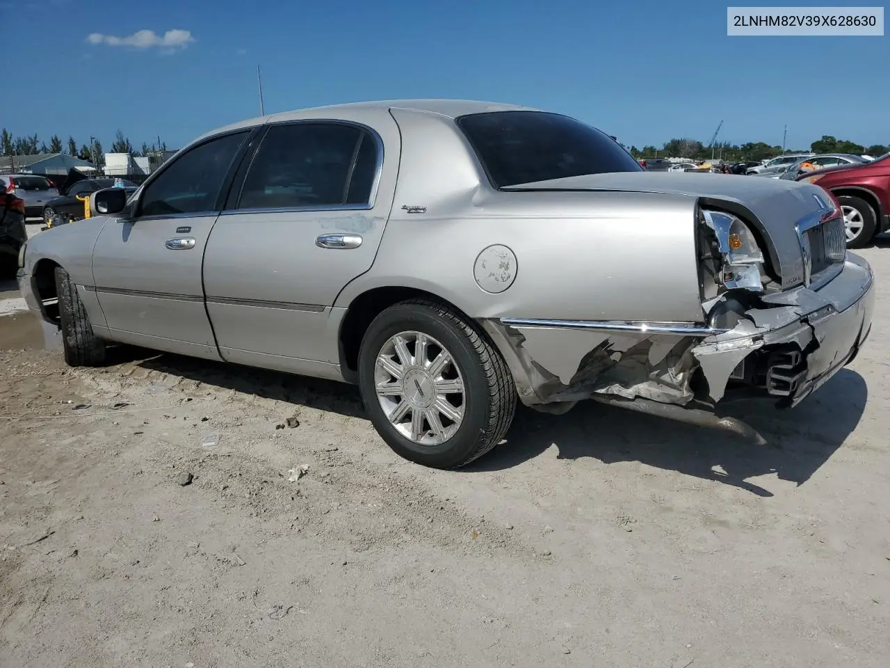 2009 Lincoln Town Car Signature Limited VIN: 2LNHM82V39X628630 Lot: 57118205