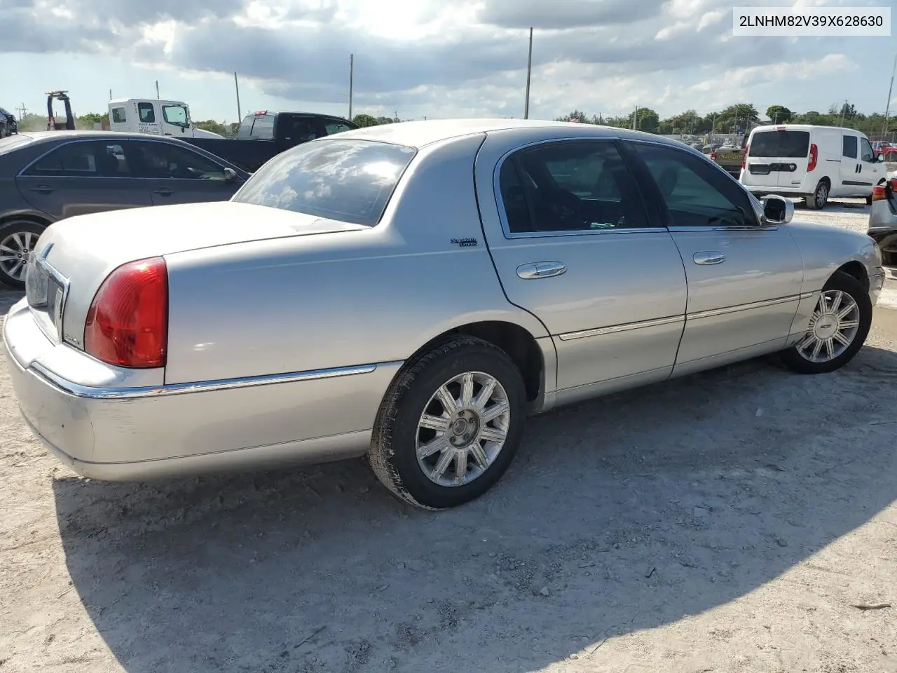 2009 Lincoln Town Car Signature Limited VIN: 2LNHM82V39X628630 Lot: 57118205
