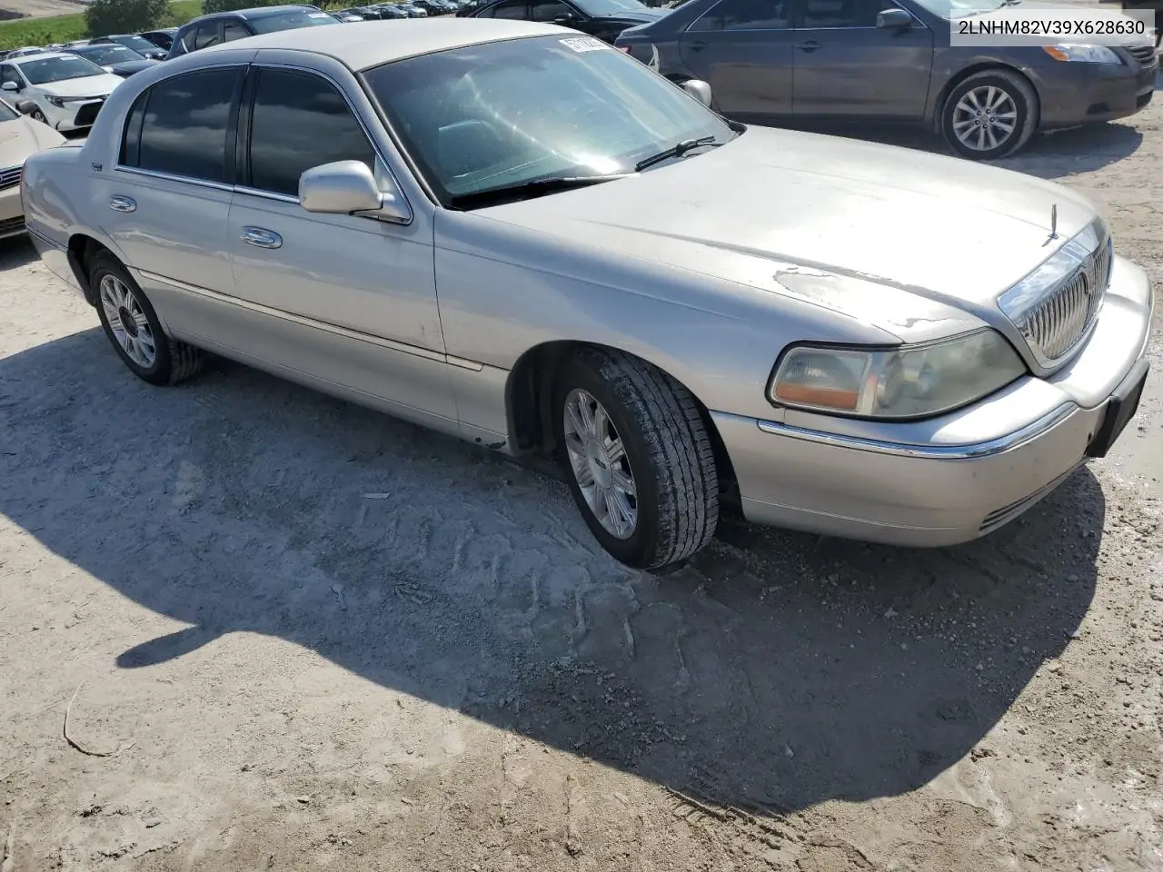 2009 Lincoln Town Car Signature Limited VIN: 2LNHM82V39X628630 Lot: 57118205