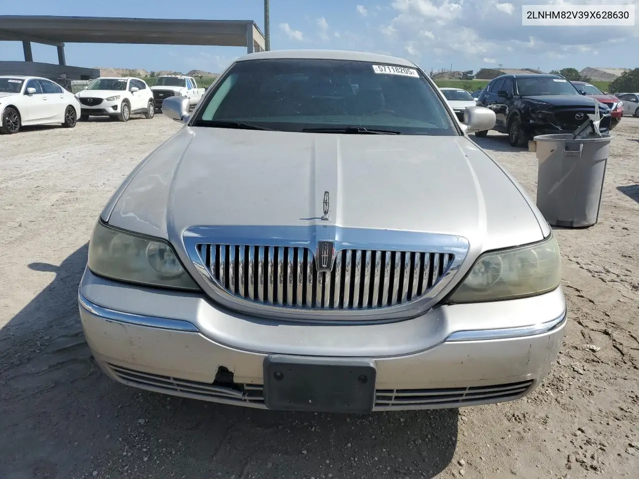 2009 Lincoln Town Car Signature Limited VIN: 2LNHM82V39X628630 Lot: 57118205