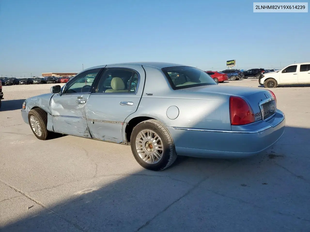 2009 Lincoln Town Car Signature Limited VIN: 2LNHM82V19X614239 Lot: 62202805