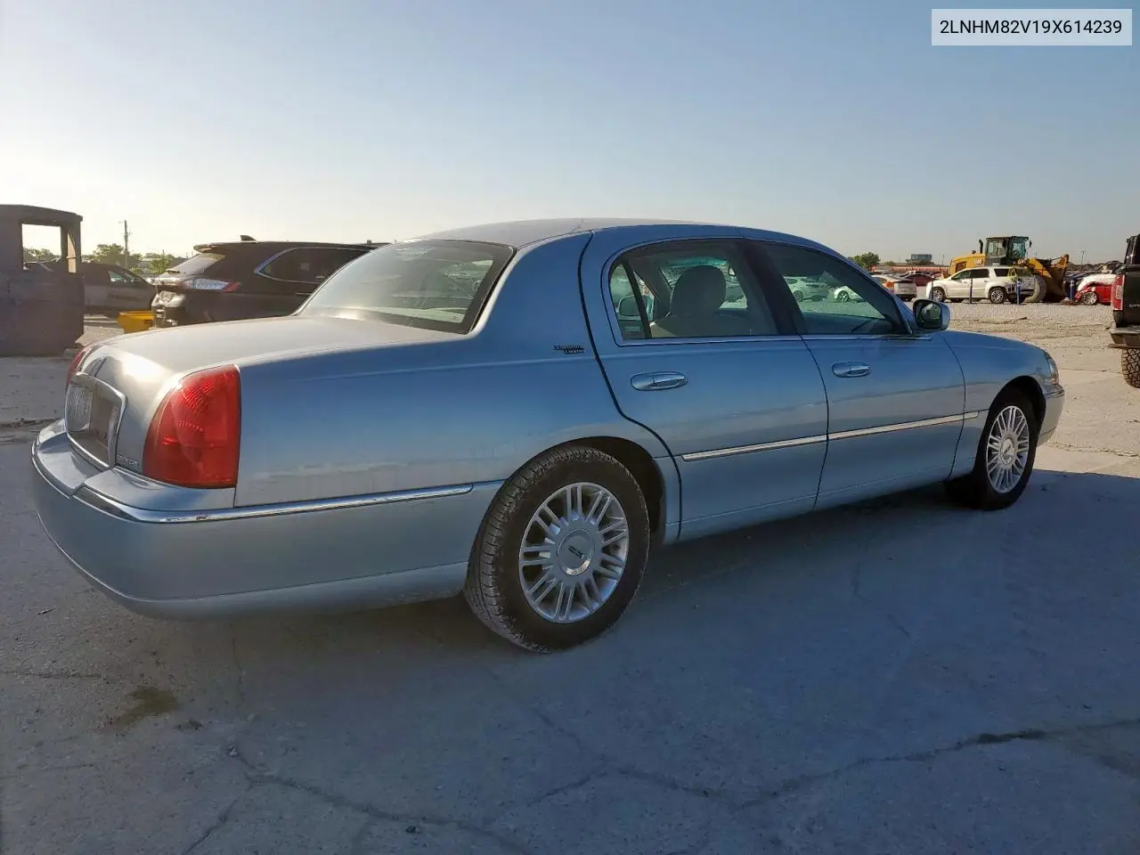 2009 Lincoln Town Car Signature Limited VIN: 2LNHM82V19X614239 Lot: 62202805