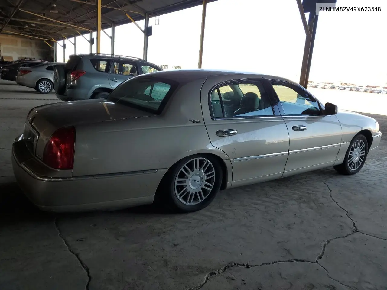 2009 Lincoln Town Car Signature Limited VIN: 2LNHM82V49X623548 Lot: 62325635
