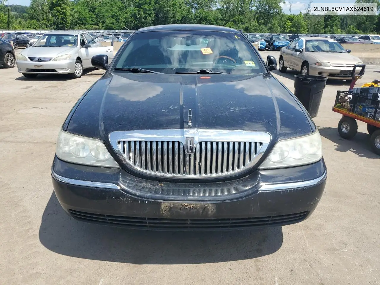 2010 Lincoln Town Car Signature Limited VIN: 2LNBL8CV1AX624619 Lot: 61801065