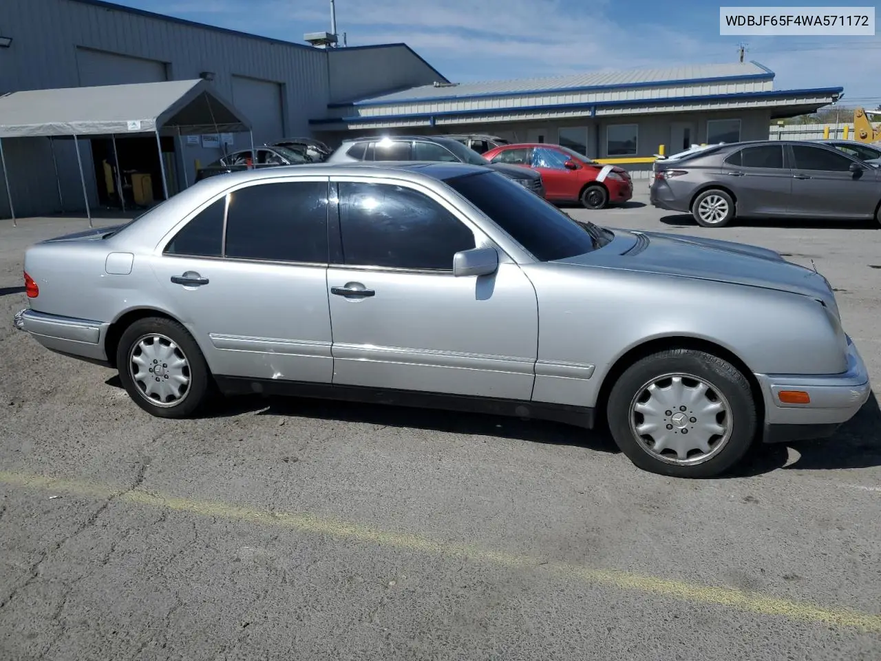 1998 Mercedes-Benz E 320 VIN: WDBJF65F4WA571172 Lot: 52113525