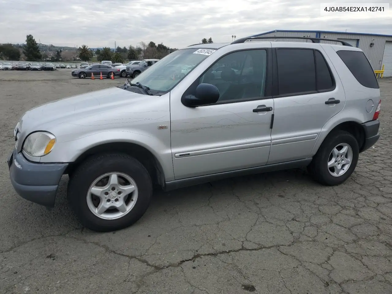1999 Mercedes-Benz Ml 320 VIN: 4JGAB54E2XA142741 Lot: 45057045