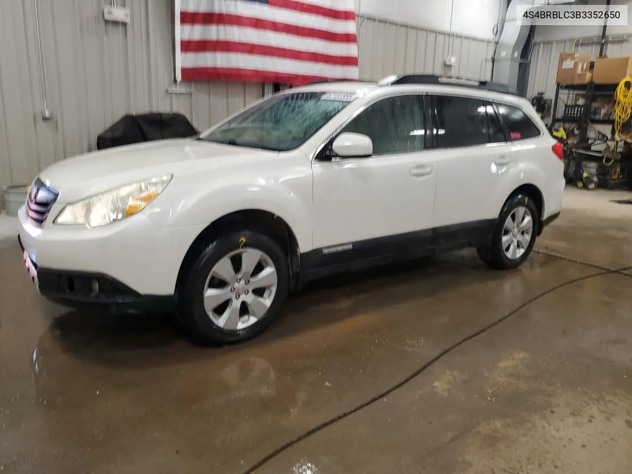 2011 Subaru Outback 2.5I Limited VIN: 4S4BRBLC3B3352650 Lot: 62191985