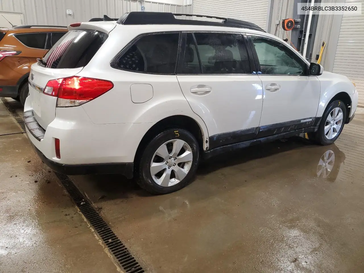 2011 Subaru Outback 2.5I Limited VIN: 4S4BRBLC3B3352650 Lot: 62191985