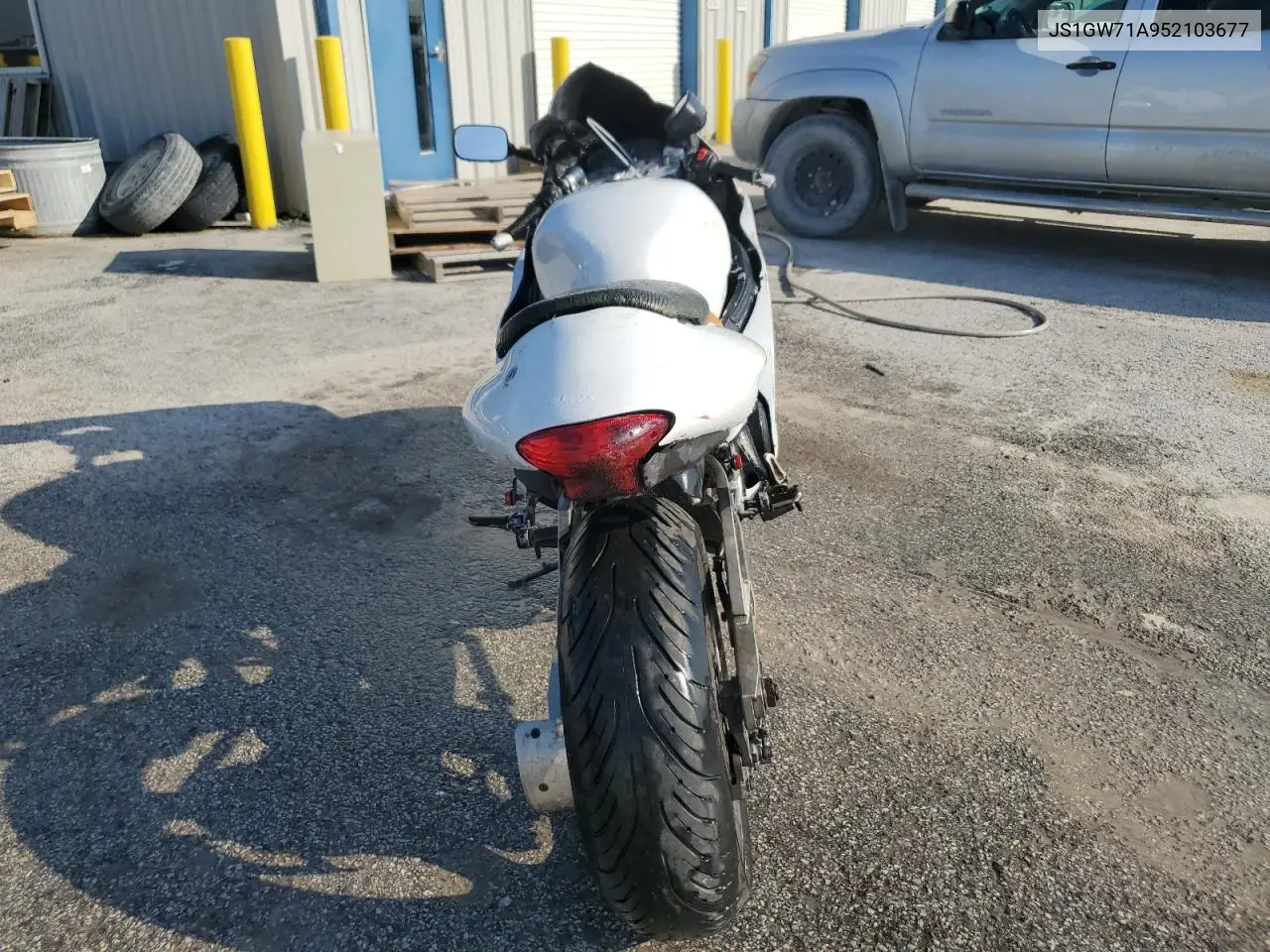 2005 Suzuki Gsx1300 Rk5 VIN: JS1GW71A952103677 Lot: 50352465