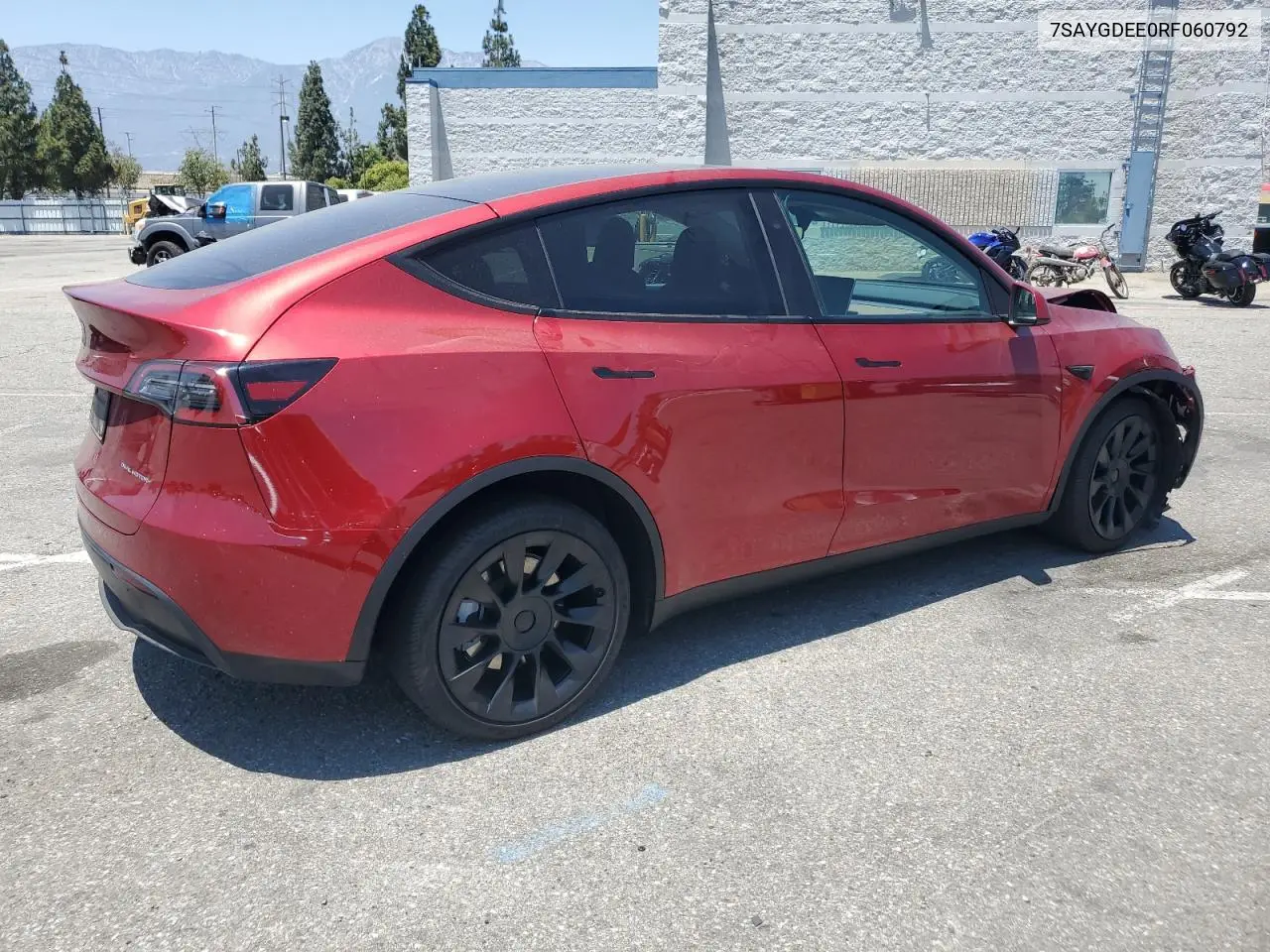 2024 Tesla Model Y VIN: 7SAYGDEE0RF060792 Lot: 61470355