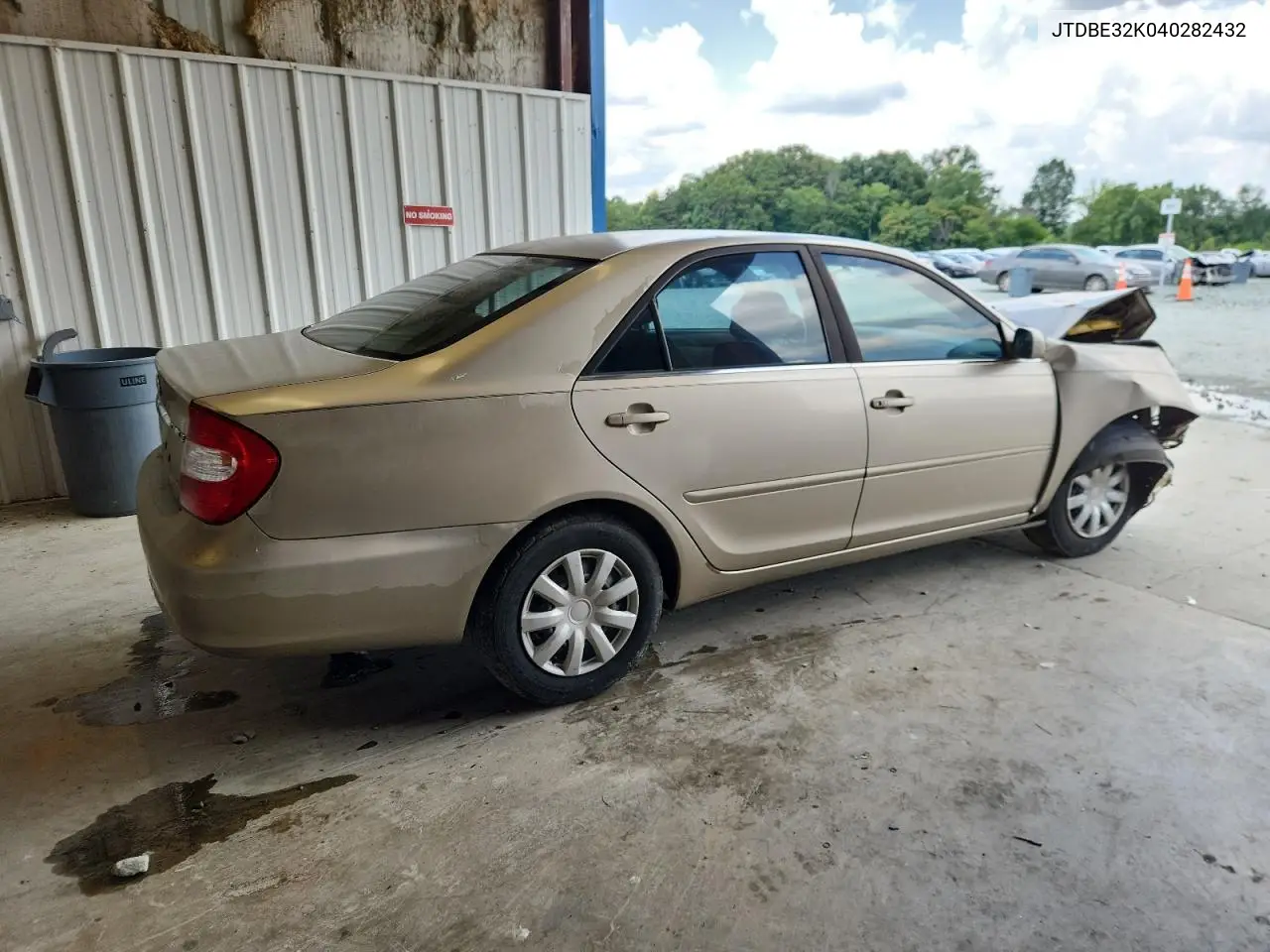 2004 Toyota Camry Le VIN: JTDBE32K040282432 Lot: 51941745