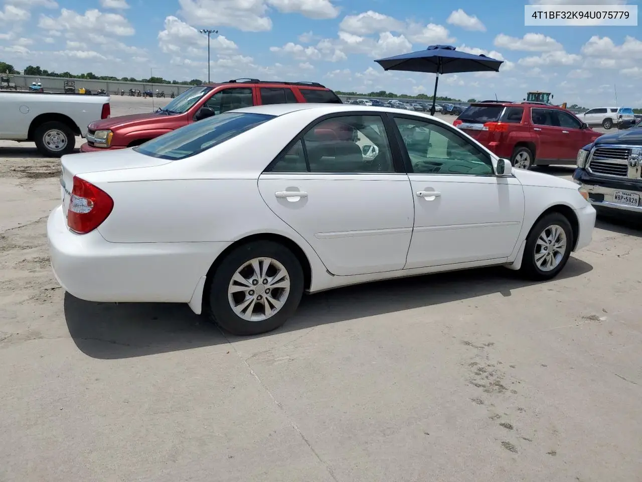 2004 Toyota Camry Le VIN: 4T1BF32K94U075779 Lot: 62923355