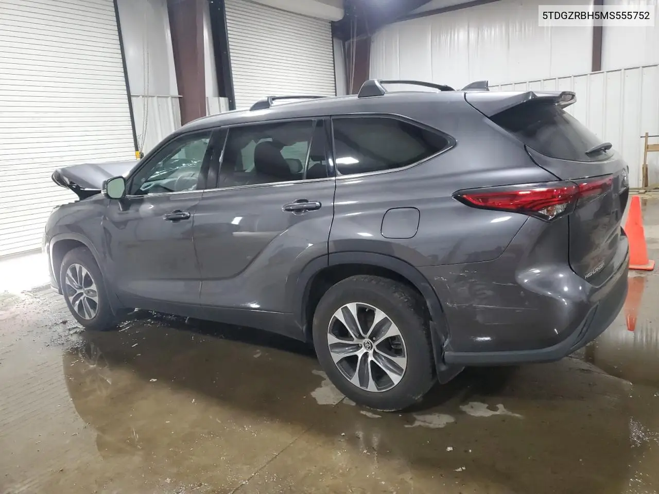 2021 Toyota Highlander Xle VIN: 5TDGZRBH5MS555752 Lot: 56575345