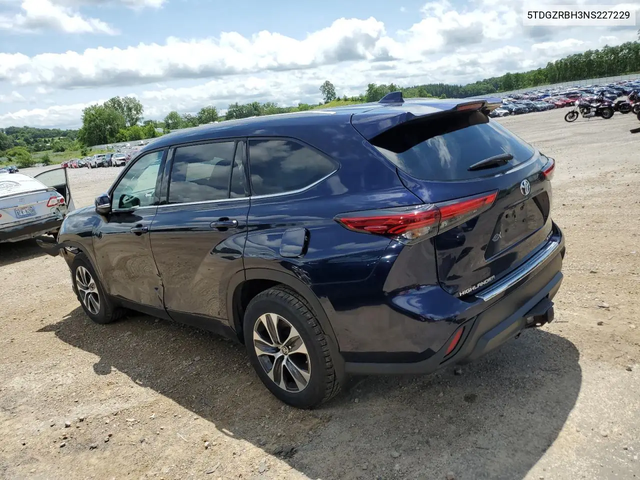 2022 Toyota Highlander Xle VIN: 5TDGZRBH3NS227229 Lot: 62271585
