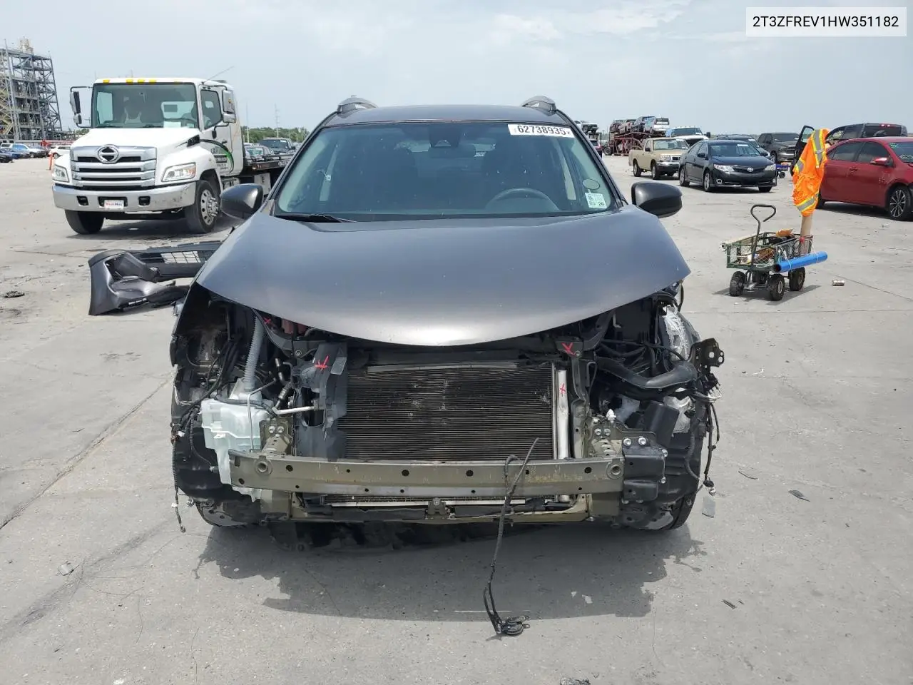2t3zfrev1hw351182 2T3ZFREV1HW351182 2017 Toyota Rav4 Le