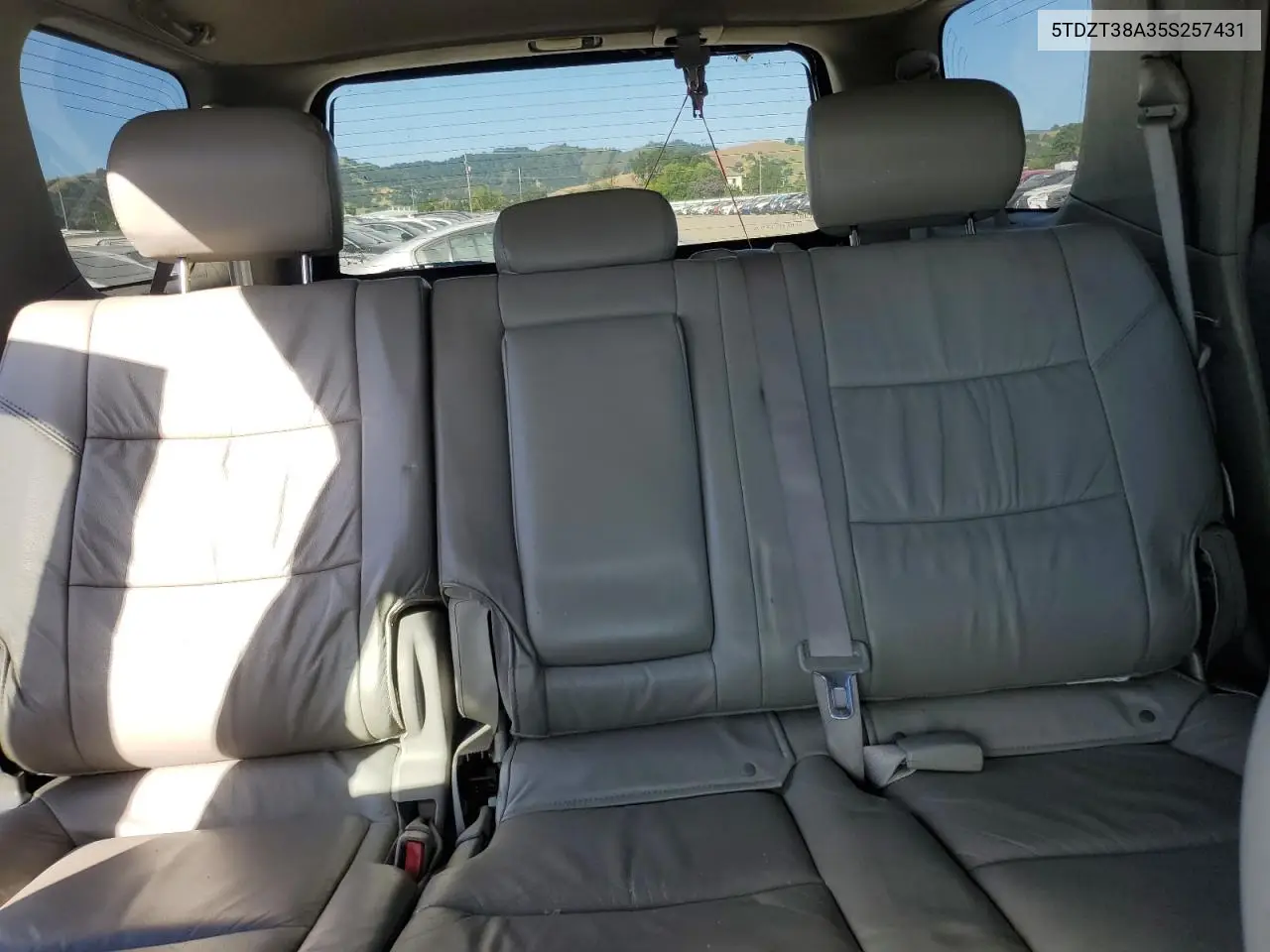 2005 Toyota Sequoia Limited VIN: 5TDZT38A35S257431 Lot: 56550585