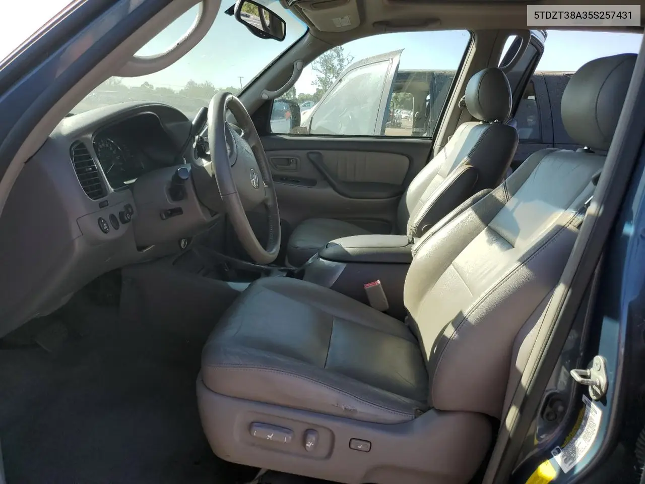 2005 Toyota Sequoia Limited VIN: 5TDZT38A35S257431 Lot: 56550585