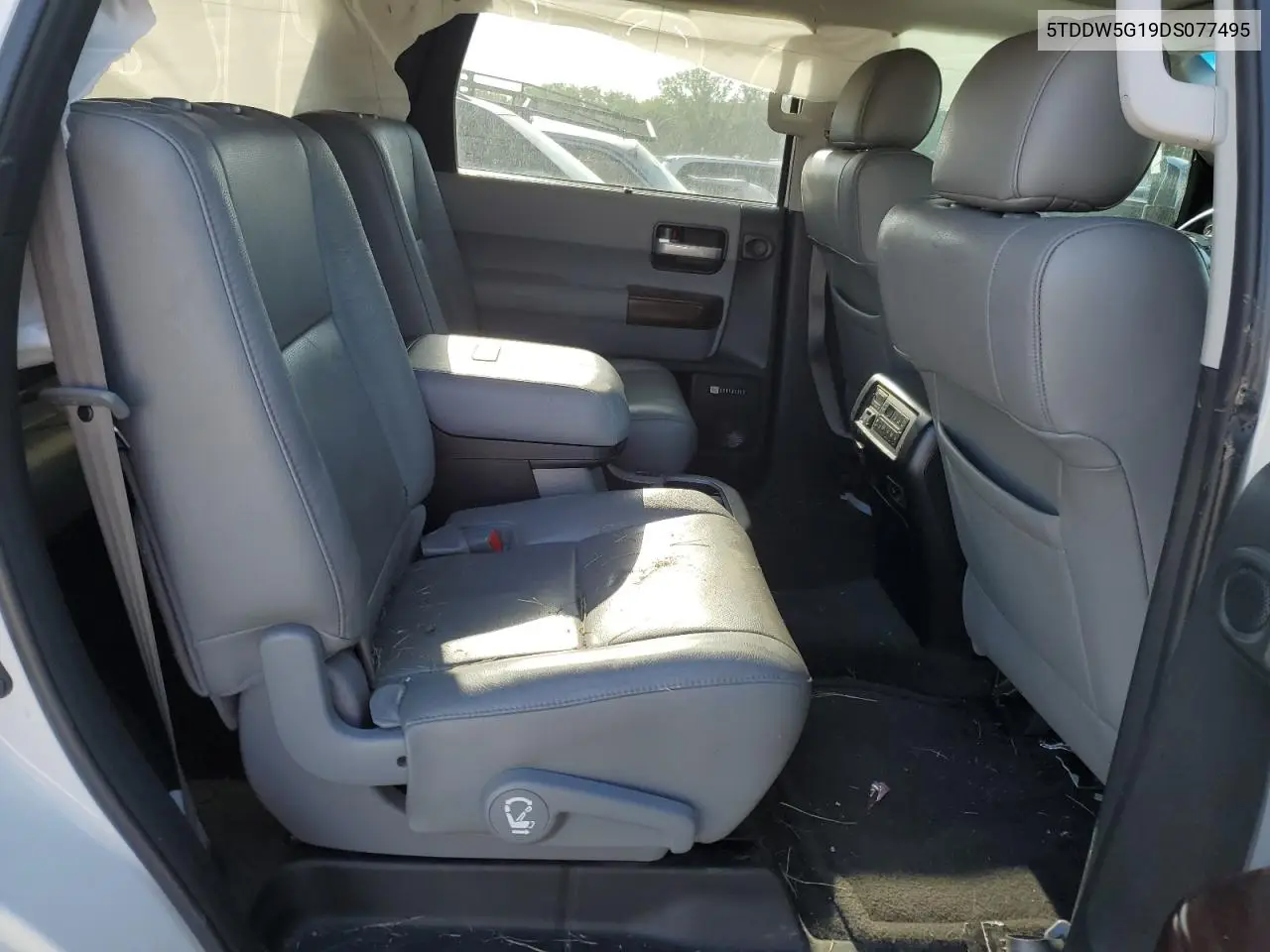 2013 Toyota Sequoia Platinum VIN: 5TDDW5G19DS077495 Lot: 56355405