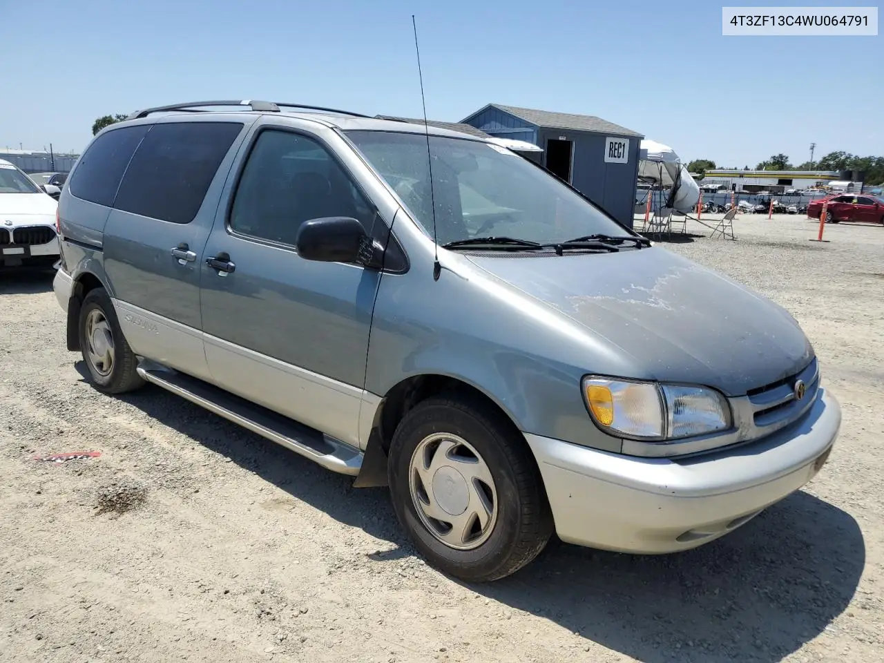1998 Toyota Sienna Le VIN: 4T3ZF13C4WU064791 Lot: 61411865