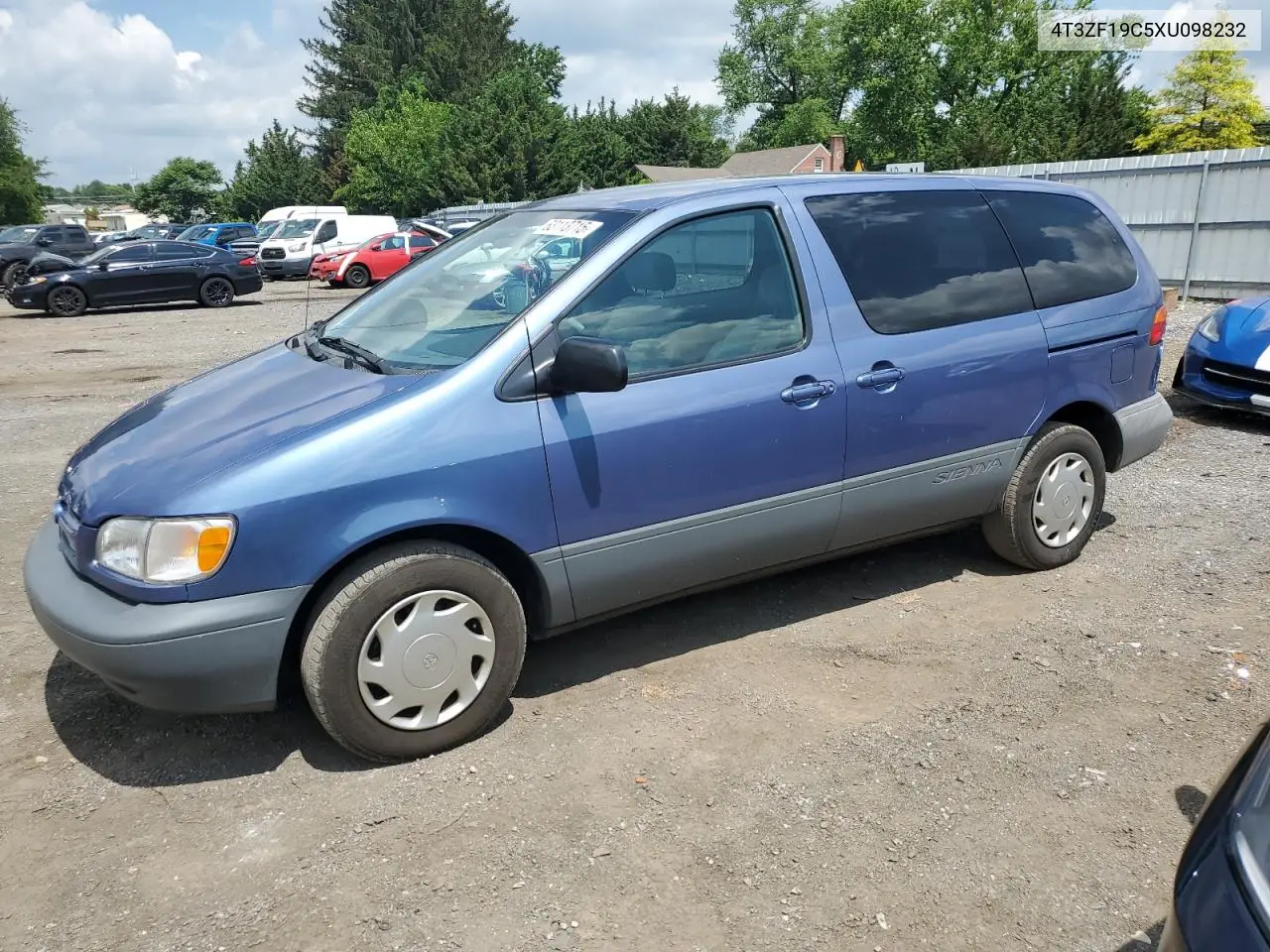 1999 Toyota Sienna Ce VIN: 4T3ZF19C5XU098232 Lot: 63113715