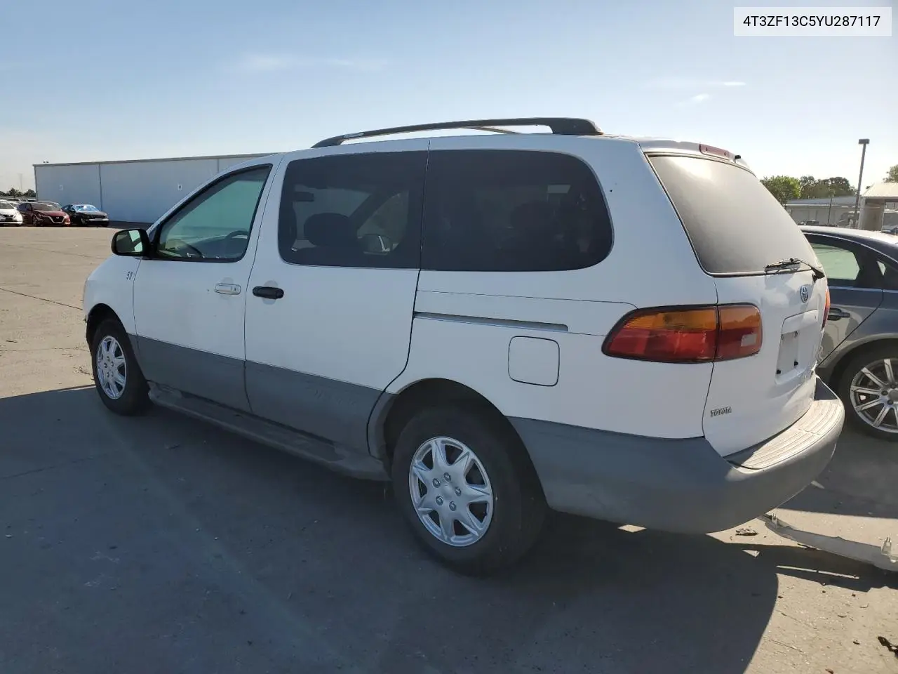 2000 Toyota Sienna Le VIN: 4T3ZF13C5YU287117 Lot: 55989145