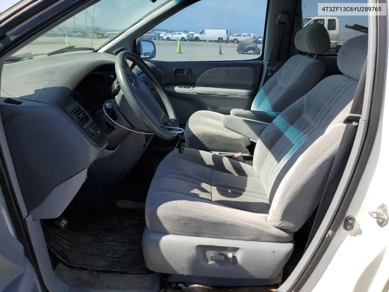 2000 Toyota Sienna Le VIN: 4T3ZF13C6YU289765 Lot: 56023395