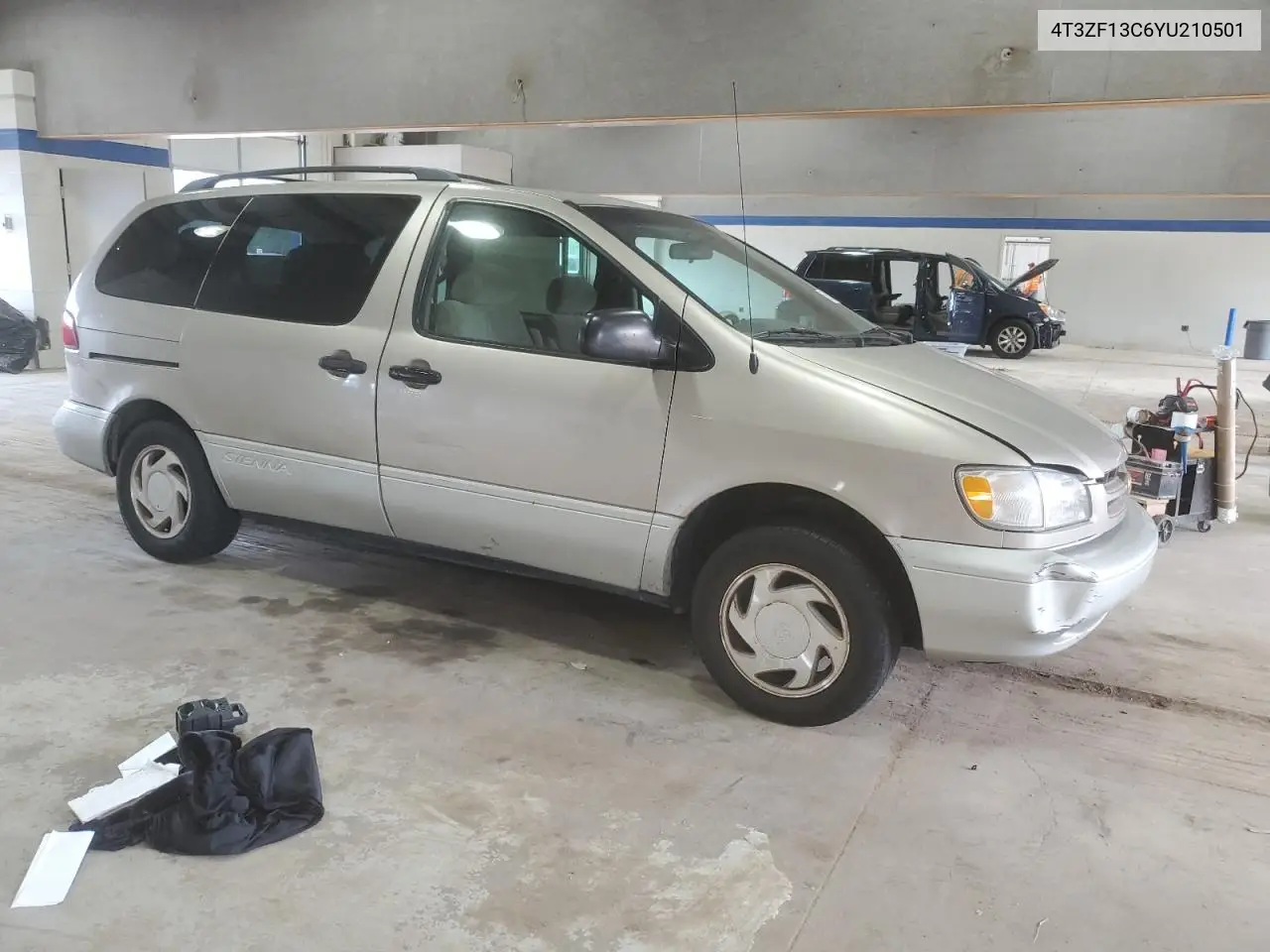 2000 Toyota Sienna Le VIN: 4T3ZF13C6YU210501 Lot: 56510955