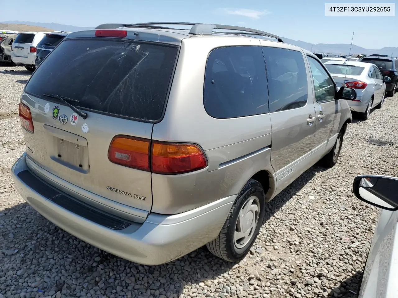 2000 Toyota Sienna Le VIN: 4T3ZF13C3YU292655 Lot: 62398825