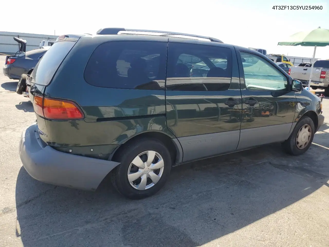 2000 Toyota Sienna Le VIN: 4T3ZF13C5YU254960 Lot: 65047625
