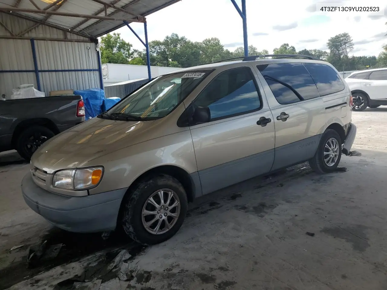 2000 Toyota Sienna Le VIN: 4T3ZF13C9YU202523 Lot: 65237415
