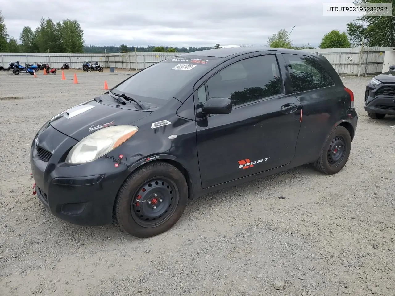 2009 Toyota Yaris VIN: JTDJT903195233282 Lot: 56242405