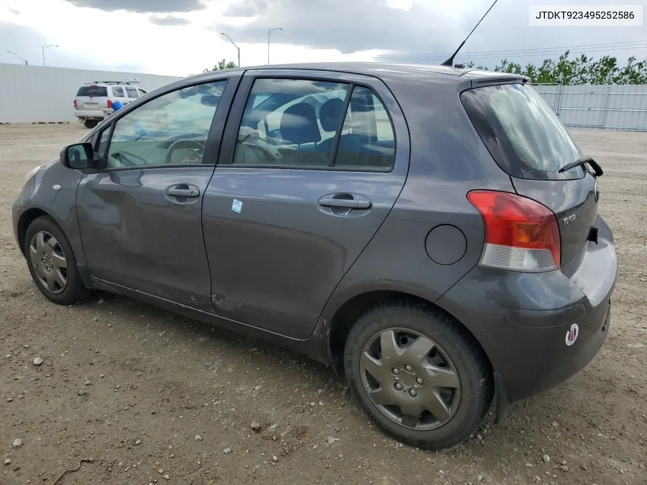 2009 Toyota Yaris VIN: JTDKT923495252586 Lot: 56750545