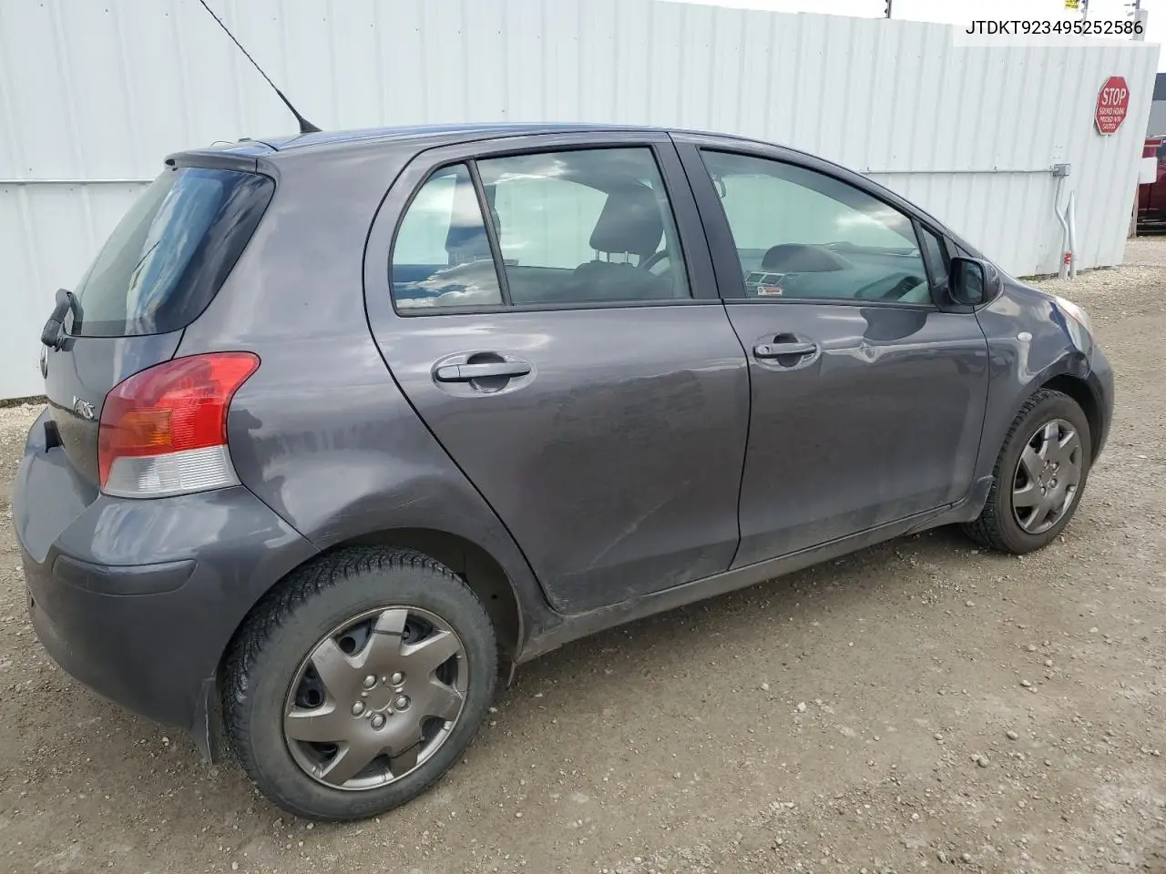 2009 Toyota Yaris VIN: JTDKT923495252586 Lot: 56750545