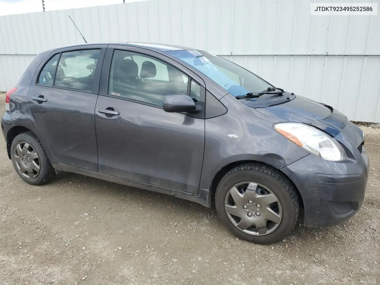 2009 Toyota Yaris VIN: JTDKT923495252586 Lot: 56750545