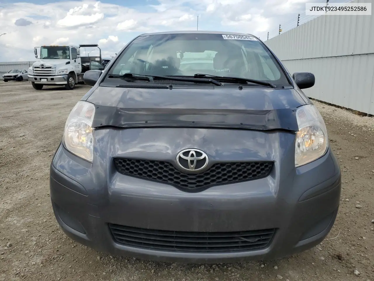 2009 Toyota Yaris VIN: JTDKT923495252586 Lot: 56750545