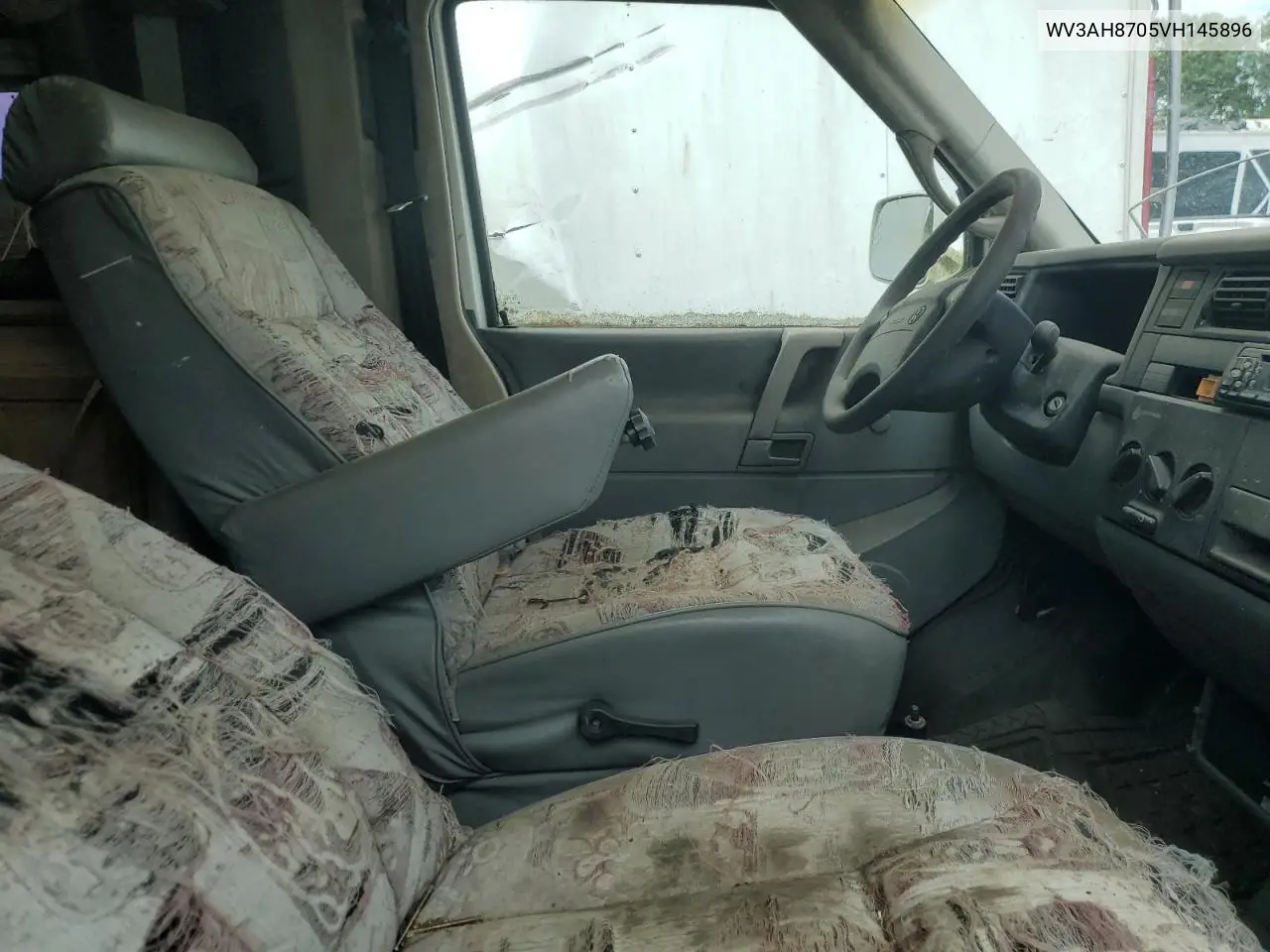 1998 Volkswagen Eurovan VIN: WV3AH8705VH145896 Lot: 57894915