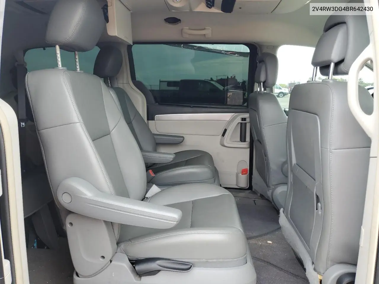2011 Volkswagen Routan Se VIN: 2V4RW3DG4BR642430 Lot: 60000325