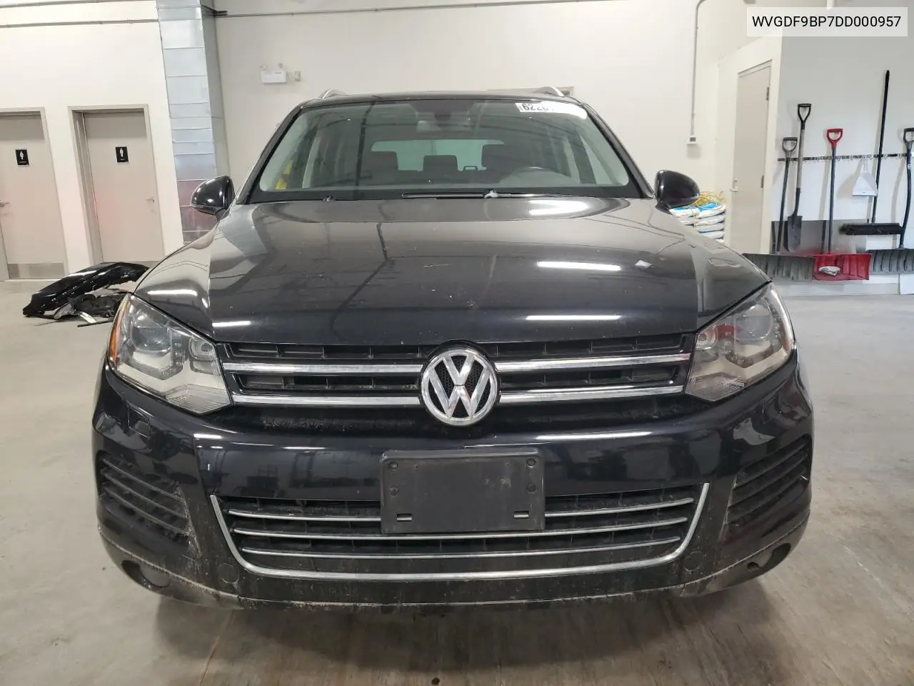 2013 Volkswagen Touareg V6 VIN: WVGDF9BP7DD000957 Lot: 62261895