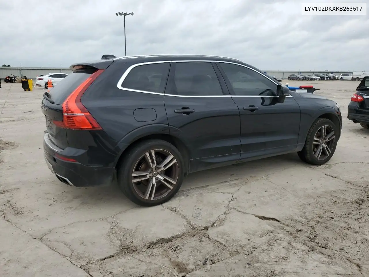 2019 Volvo Xc60 T5 Momentum VIN: LYV102DKXKB263517 Lot: 52601395