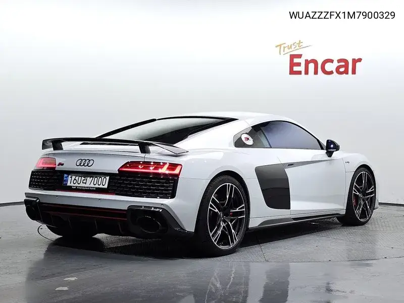 R8 (4S) 5.2 V10 Performance Coupe VIN: WUAZZZFX1M7900329 Lot: 40147503