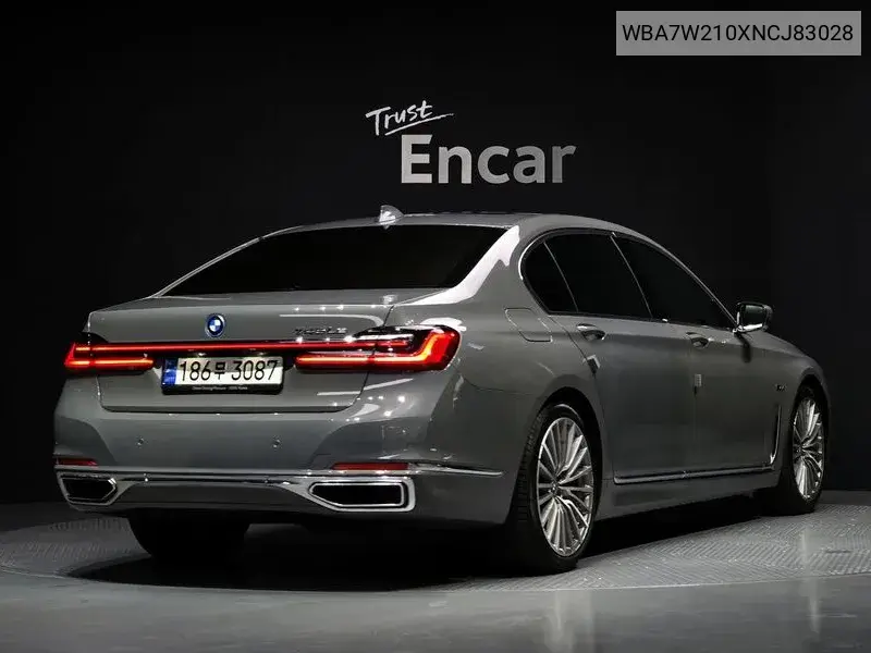 7 Series (G11) 745Le I Performance Design Pure Excellence VIN: WBA7W210XNCJ83028 Lot: 39989954