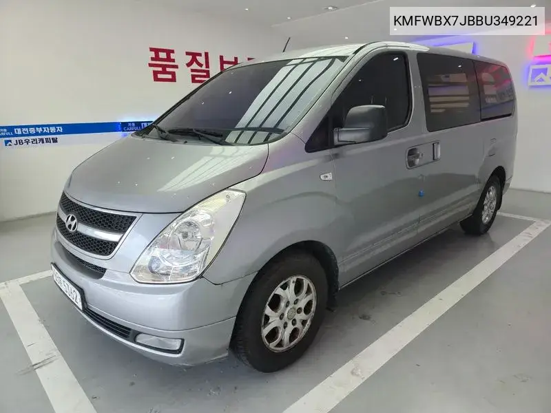 Grand Starex 3 -Seater Van Cvx Luxury VIN: KMFWBX7JBBU349221 Lot: 39979542