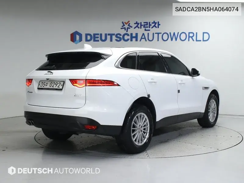 F-Pace 20D Prestige VIN: SADCA2BN5HA064074 Lot: 39479341