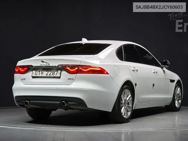 Xf (X260) 25T Portfolio VIN: SAJBB4BX2JCY60603 Lot: 39654825