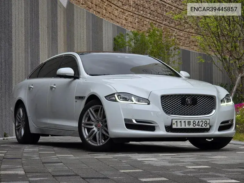 All New Xj 3.0 Sc Awd Portfolio Lwb X351 VIN: SAJAJ26D1K8W21194 Lot: 39458646